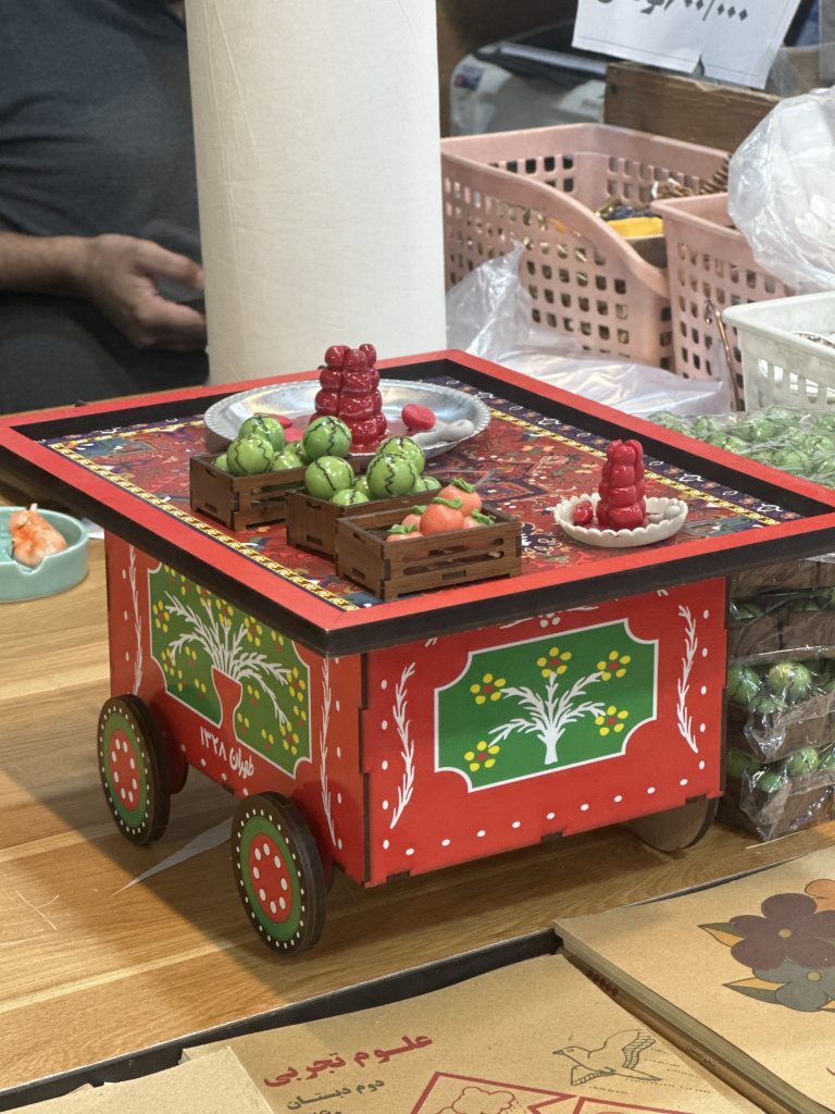 دکوری و گلدان